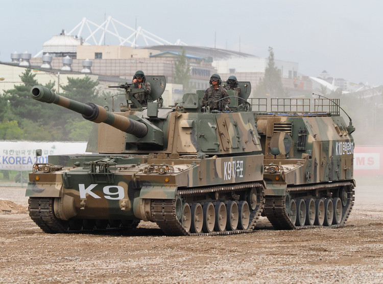 Im April 2017 unterzeichnete der indische multinationale Maschinenbaukonzern Larsen & Toubro eine Vereinbarung mit Hanwha Techwin über den Technologietransfer zur inländischen Produktion der Panzerhaubitze K9 für die indische Armee. Im September 2020 wurde die Panzerhaubitze K9 von der australischen Armee als bevorzugte Lösung für ihren Bedarf an geschützter mobiler Feuerkraft im Rahmen des Programms LAND 8116 ausgewählt. Foto: @MilitaryLeak k9-thunder-and-k10-arv-jr-ng-scaled.jpg