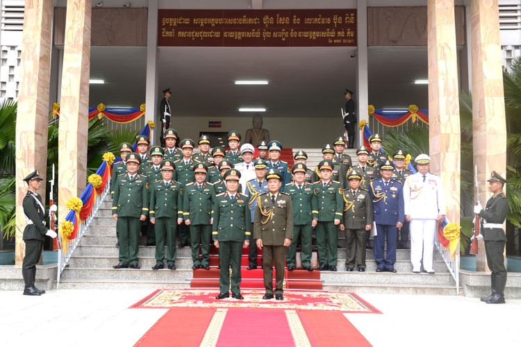 Đại tướng Nguyễn Tân Cương và Đại tướng Vong Pisen cùng thành viên hai đoàn chụp ảnh lưu niệm sau hội đàm. Ảnh: Văn Hiếu. dsc-8110.jpg