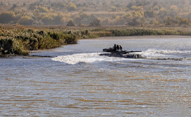 Xe tăng Leopard 2A4 của Ukraine vượt sông ở khu vực Donetsk năm 2024. Ảnh: Bộ Quốc phòng Ukraine leopard-kampfpanzer-ukraine-donezk.jpg