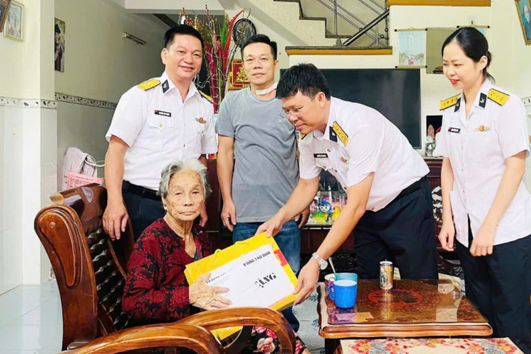 Nhiều phần quà tri ân các gia đình chính sách đã được Vùng 3 Hải quân trao tặng. Ảnh: Vùng 3 Hải quân. z6841244223572-b856c62686a174ce65bdc1d9bd8a6037.jpg