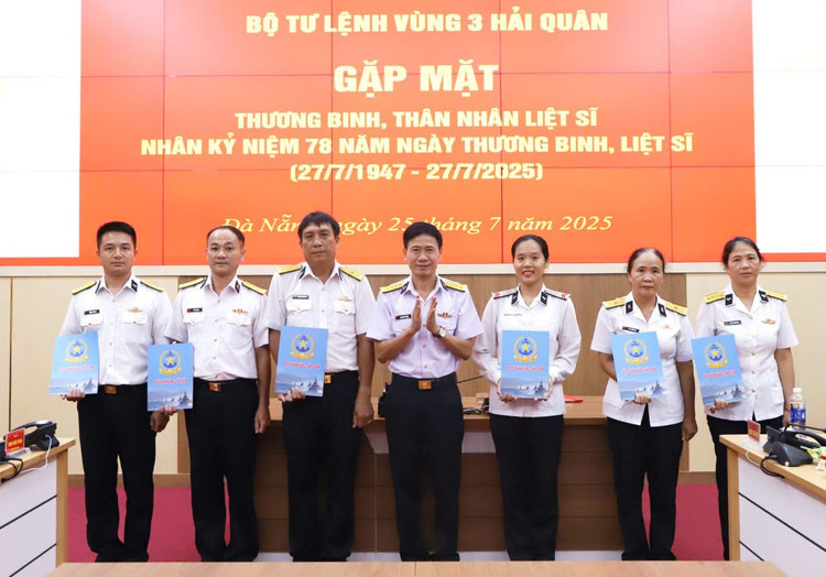 Đại tá Phạm Đình Thành, Phó Chính uỷ Vùng 3 Hải quân tặng quà các đồng chí là thương binh, thân nhân liệt sĩ đang công tác tại Vùng. Ảnh: Vùng 3 Hải quân. z6841244176204-308cbcbd437b44858e7936590dfbe95f.jpg