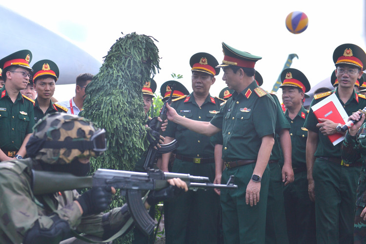នាយទាហានបានឧទ្ទេសនាមអាវក្រោះការពារគ្រាប់កាំភ្លើងដែលផលិតនៅប្រទេសវៀតណាមជូនលោកឧត្តមសេនីយ៍ Phan Van Giang និងគណៈប្រតិភូ។ dh6-4829.jpg