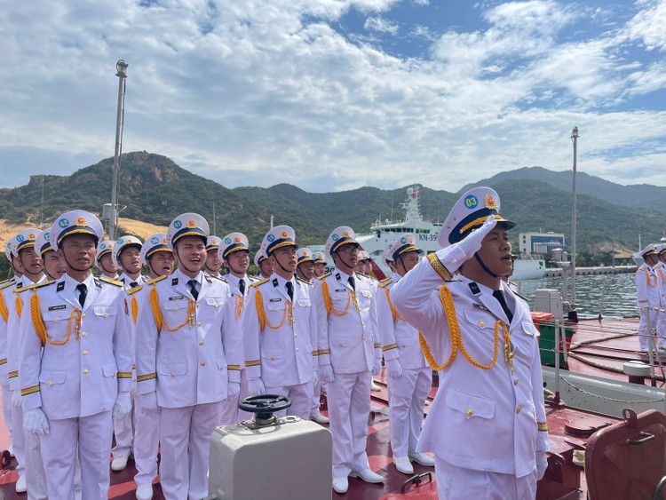 Lực lượng Hải quân thực hiện nghi thức luyện tập trên biển. Lực lượng Hải quân thực hiện nghi thức luyện tập trên biển.