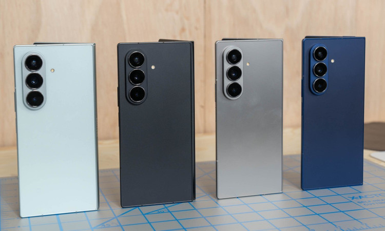 Smartphone gập Galaxy Z Fold7 vừa ra mắt trong sự kiện Samsung Unpacked tại New York ngày 9/7. Sản phẩm giữ ngôn ngữ thiết kế vuông vắn của thế hệ trước nhưng được làm mỏng và nhẹ hơn, cho cảm giác sử dụng tương tự điện thoại dạng thanh khi gập. Máy có bốn màu là xám, xanh navy, đen và màu đặc biệt xanh mint chỉ bán trên website của hãng. dsc8386-1752006964.jpg