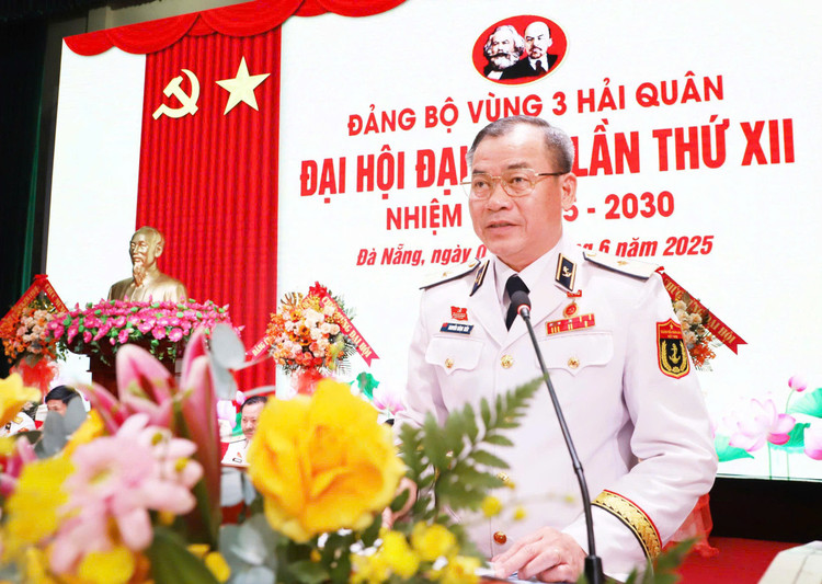 ឧត្តមនាវីឯក Nguyen Dang Tien លេខាបក្ស និងជាស្នងការនយោបាយនៃភូមិភាគទី ៣ បានធ្វើបទបង្ហាញអំពីរបាយការណ៍នយោបាយនៅមហាសន្និបាត។ z6671394569777-daef7d1e67a44e7f4b5cfa09dd0f3745.jpg