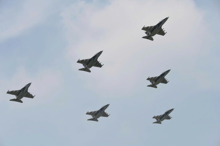 Yak-130 bay tạo hình quả trám thông qua khán đài giả định. z6852824616076-12a4c79856e275e76615dfc02289f6b4.jpg