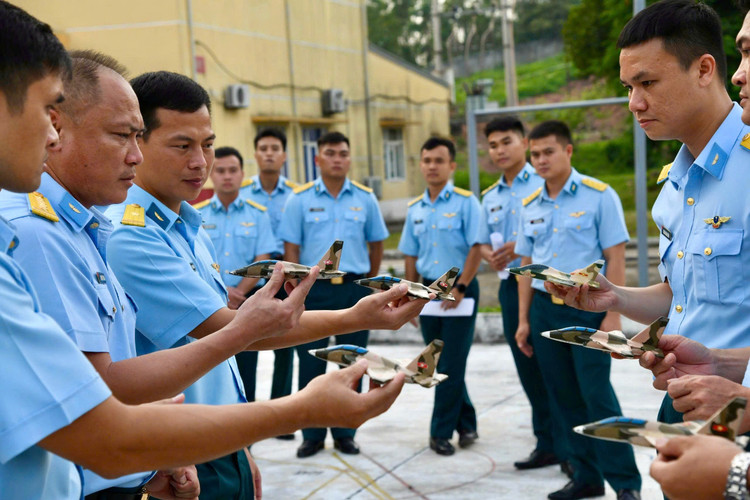 Phi công Trung đoàn 940 biểu diễn bài bay đội hình 6 chiếc trước ngày bay huấn luyện chính thức. z6852801653071-e3b2be22b9119be9682a3482febdab8b.jpg
