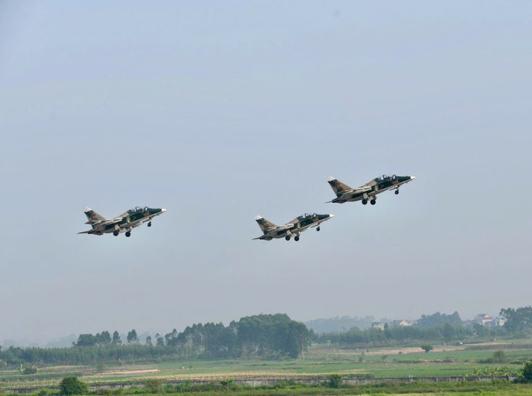Máy bay Yak-130 cất cánh theo đội hình 3 chiếc 1. z6852823021084-ef62ea261a2f45c077c9b05f69e9964f.jpg