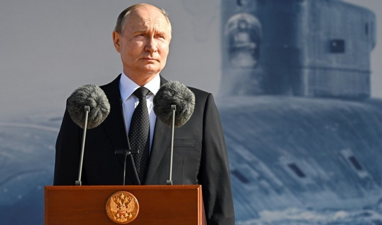 Trong buổi lễ, Tổng thống Putin tuyên bố rằng từ nay tới năm 2030, Nga sẽ tiếp nhận thêm 6 tàu ngầm hạt nhân mới, trong đó có 2 chiếc Borei-A bổ sung cho Hạm đội Phương Bắc và nhiều tàu tấn công hạt nhân lớp Yasen. Ông nhấn mạnh đây là một phần trong kế hoạch đảm bảo ưu thế chiến lược trên các đại dương, đặc biệt là trong bối cảnh NATO gia tăng hiện diện quân sự sát biên giới Nga. article-6884e822732238-16333155-360-2156.jpg