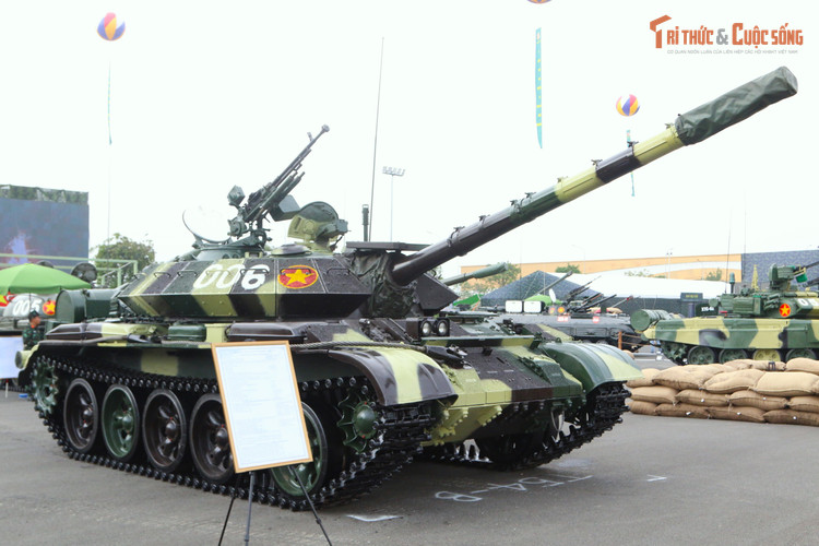 Ngoài tham gia nhiệm vụ diễu binh Quốc khánh 2/9, xe tăng T-54B cải tiến cũng được giới thiệu tại Triển lãm thành tựu đất nước “80 năm hành trình Độc lập - Tự do - Hạnh phúc” bên trong khu trưng bày ngoài trời của Bộ Quốc phòng bên cạnh các xe tăng hiện đại khác như T-90S/SK và T-62. kto-tr_1-7499.jpg