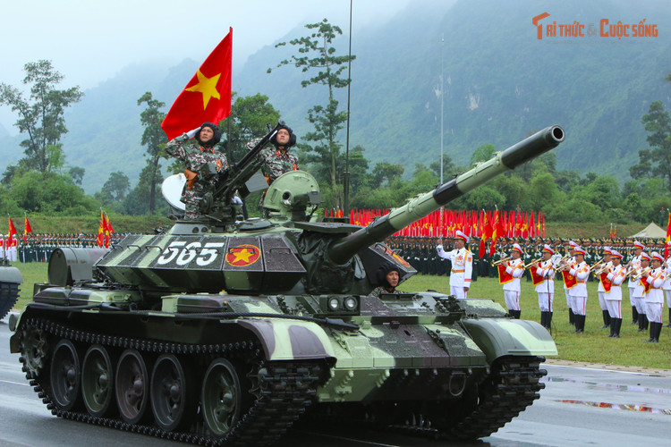 Đối với nhiều người dân ấn tượng đặc biệt về lực lượng tăng thiết giáp Việt Nam tham gia diễu binh, diễu hành kỷ niệm 80 năm Cách mạng tháng Tám thành công và Quốc khánh 2/9 chính là chiếc T-54B cải tiến - chiếc xe tăng trông vừa lạ vừa quen dẫn đầu đội hình. kto-tr_img-3162.jpg