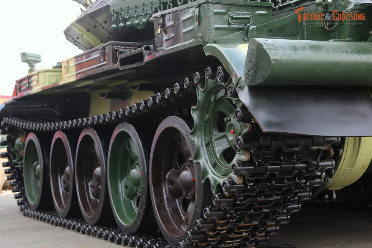 Nhờ những cải tiến về động cơ T-54B có thể vượt nhiều loại địa hình và vật cản khác nhau như dốc 30 độ, đi dốc nghiêng 25 độ, vượt hào, lội ngầm nước và vượt vách đứng… kto-tr_12.jpg