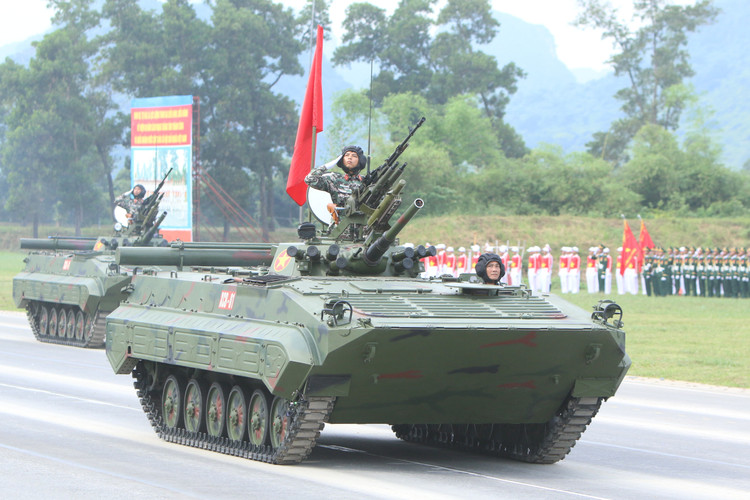 Guốc xích cao su do ngành công nghiệp quốc phòng Việt Nam tự chế tạo không chỉ sử dụng trên các mẫu khí tài hạng nặng mới mà cả khí tài thế hệ cũ. Ảnh: Trà Khánh. img-3606.jpg