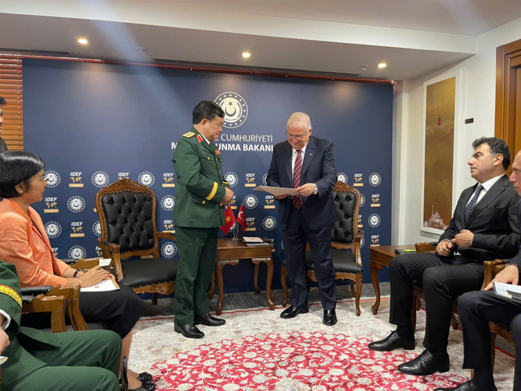 Thượng tướng Hoàng Xuân Chiến trao thư của Đại tướng Phan Văn Giang mời Bộ trưởng Bộ Quốc phòng Thổ Nhĩ Kỳ Yasar Guler thăm Việt Nam trong thời gian tới. Ảnh: Bộ Quốc phòng. z6833098988740-693739779916bdbaab84a3cecab3aab0.jpg