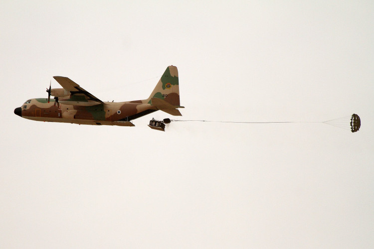C-130 также может поддерживать базы запуска беспилотников или даже использоваться для сбрасывания беспилотников вглубь Ирана. Поскольку Израиль продолжает демонтировать оставшиеся части системы ПВО Ирана, продвижение самолетов, подобных C-130, вглубь Ирана является весьма вероятным. Фото: @ The Greek Herald. 508828578-24206355215627354-3268215567039817297-n.jpg