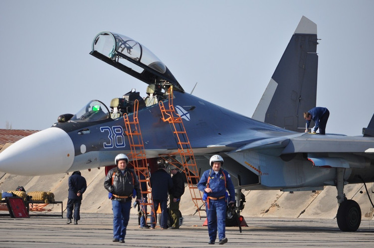 Der erste schwere Verlust ereignete sich am 5. März 2022, als eine Su-30SM während eines Angriffseinsatzes in der Nähe von Mykolajiw abgeschossen wurde. Beide Piloten, Major Oleksiy Golovensky (Geschwaderkommandeur) und Kapitän Aleksey Kozlov (Navigator), konnten sich mit dem Schleudersitz retten und wurden von ukrainischen Streitkräften gefangen genommen. Dies war der erste Schock für die Einheit, nur wenige Wochen nach Beginn der Operation. blackseatrainingflights2017-06.jpg