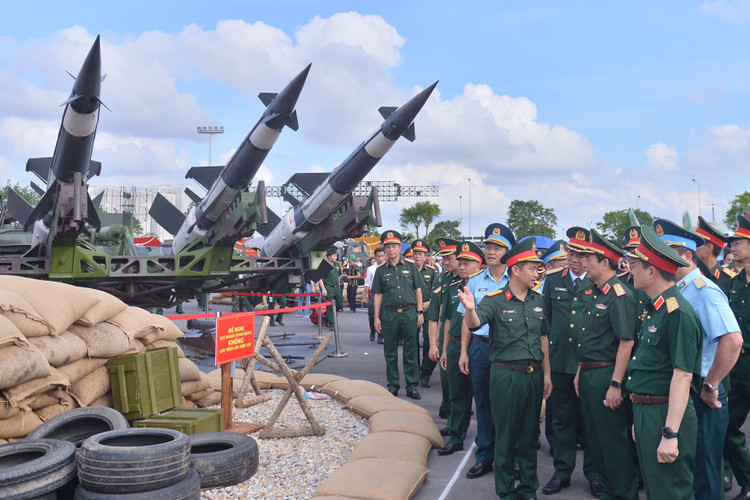 រដ្ឋមន្ត្រីក្រសួងការពារជាតិ បានស្តាប់បទបង្ហាញស្តីពី កាំជ្រួចការពារដែនអាកាស S-125-VT ដែលផលិត និងធ្វើទំនើបកម្មដោយក្រុមហ៊ុន Viettel។ dh6-4960.jpg