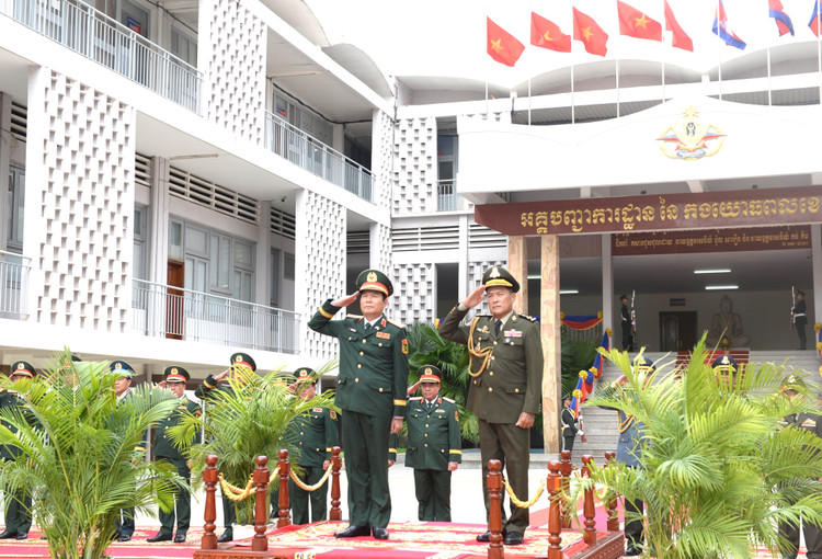 Đại tướng Vong Pisen chủ trì lễ đón Đại tướng Nguyễn Tân Cương. Ảnh: Văn Hiếu. dsc-7831-835.jpg