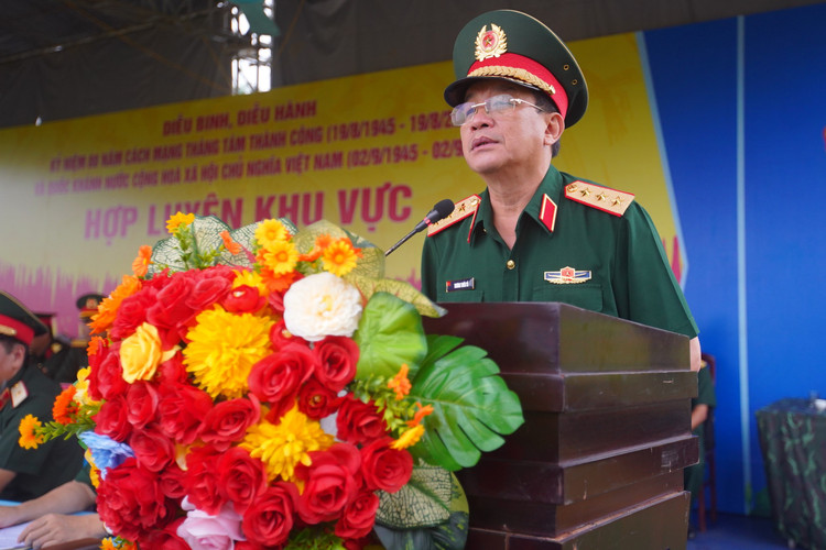 Thượng tướng Trương Thiên Tô phát biểu tại buổi kiểm tra. Ảnh: Phạm Duy. dsc06869.jpg