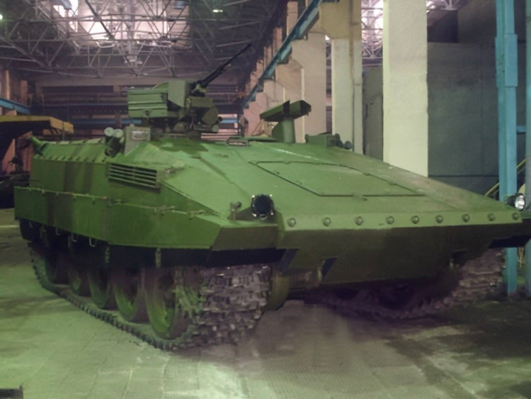 ពាសដែកខាងមុខរបស់ BMP-55 ត្រូវបានគេវាយតម្លៃថាអាចទប់ទល់នឹងការបាញ់ដោយផ្ទាល់ពីសំបកពាសដែក 90 មីលីម៉ែត្រ (ប្រភពរូបថត៖ Telegram/Military Informant និង Twitter/T-90K) ។ ukrainian-ifv-based-on-the-t-55.jpg