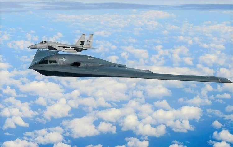 Máy bay B-2 cùng chiếc F-15C. Ảnh: Business Insider may-bay-b2jpg.jpg