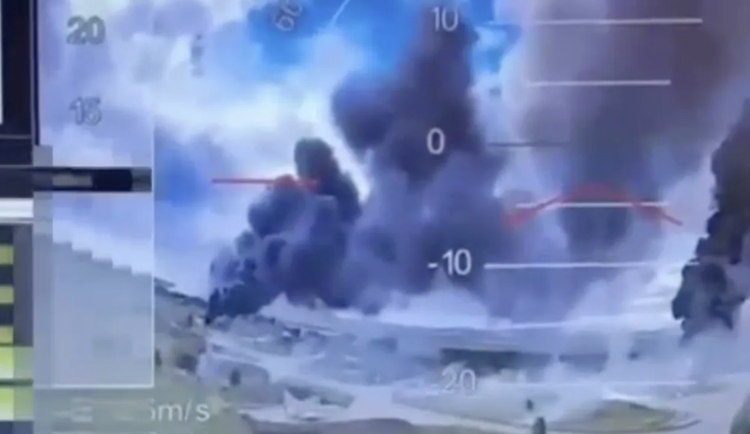 Ảnh chụp màn hình từ video về cuộc tấn công sân bay của Liên bang Nga được Cơ quan An ninh Ukraine (SBU) công bố vào ngày 1/6/2025. 16ukraine.png