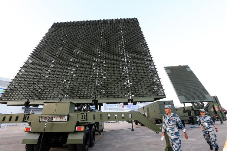 Một số chuyên gia quốc phòng cho rằng, khi kết hợp với các hệ thống radar chống tàng hình như JY-27A và vệ tinh giám sát quỹ đạo thấp, tàu bay stratos có thể tạo thành một mạng lưới phát hiện đa tầng, khiến các máy bay tàng hình của Mỹ khó hoạt động mà không bị phát hiện. 059ac05e-e859-4bea-8fe2-2d8ff49b797e-fe6f8076.jpg