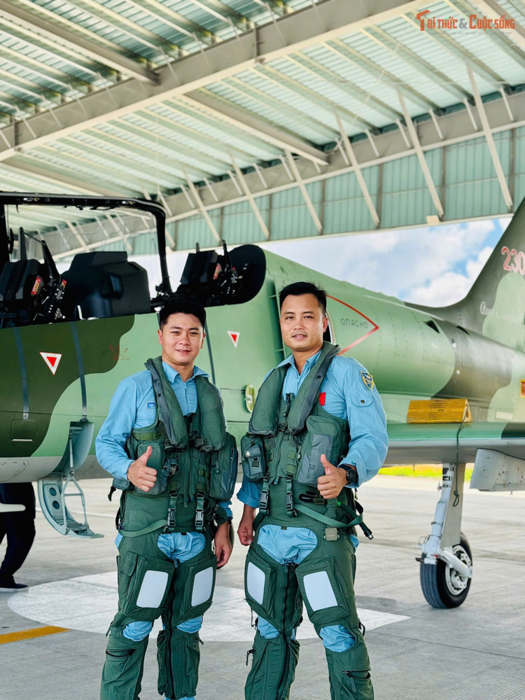 Niềm vui của thầy và trò sau khi hoàn thành xuất sắc nhiệm vụ bay hợp luyện sáng 28/8. Ảnh: Bích Phượng. kto-tr_z6956398125459-7c1958ea0006c8e8cfe6f03f74179122.jpg