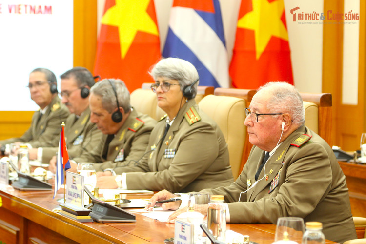 General-locotenentul Álvaro López Miera la întâlnire. kto-tr_img-6127.jpg