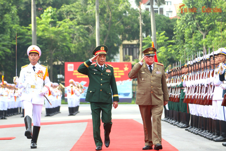 Generalul Phan Van Giang și locotenentul general Álvaro Lopez Miera trec în revistă Garda de Onoare a Armatei Populare din Vietnam. kto-tr_img-5968.jpg