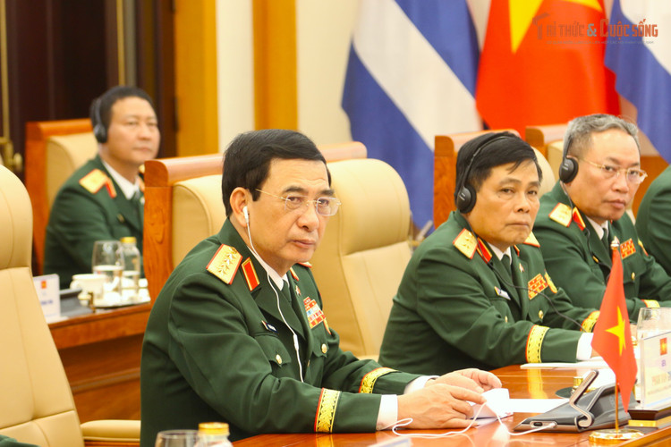 Generalul Phan Van Giang la întâlnire. kto-tr_img-6197.jpg