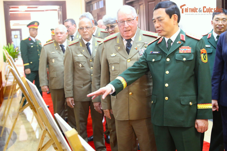 Imediat după ceremonia de bun venit, generalul Phan Van Giang și generalul-locotenent superior Álvaro Lopez Miera au vizitat expoziția foto despre relația de cooperare dintre cele două țări. kto-tr_img-6075.jpg