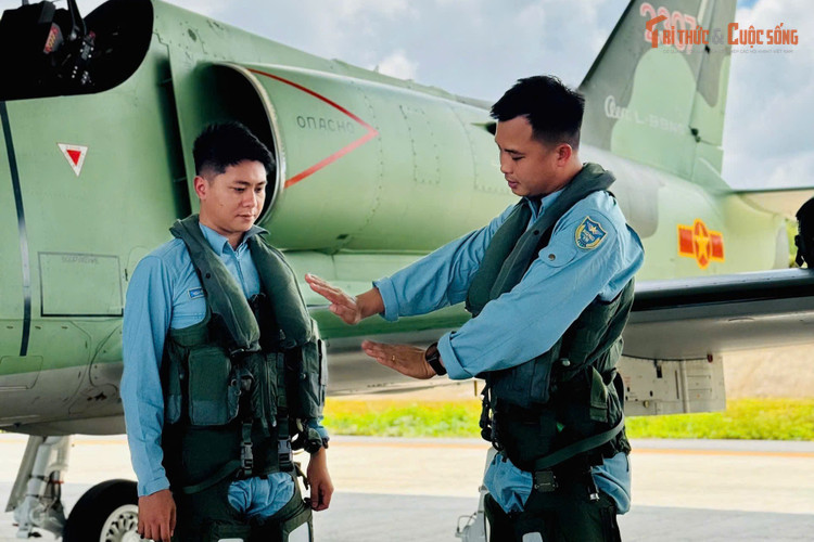 Thiếu tá Trần Văn Huy (bên phải) và Thượng uý Nguyễn Ngọc Hùng hiệp đồng trước chuyến bay. Ảnh: Bích Phượng. kto-tr_z6956391025887-3316bc8fae3ade39c0776f86a74dfebca.jpg