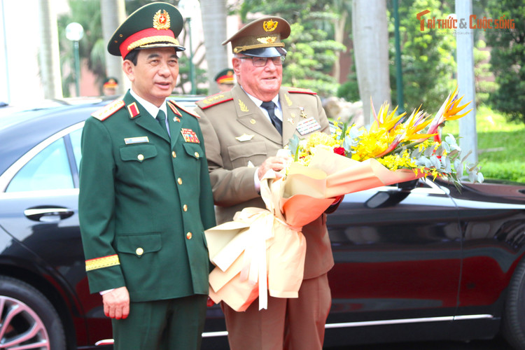 Generalul Phan Van Giang l-a întâmpinat pe generalul-locotenent principal Alvaro Lopez Miera. kto-tr_img-5856.jpg
