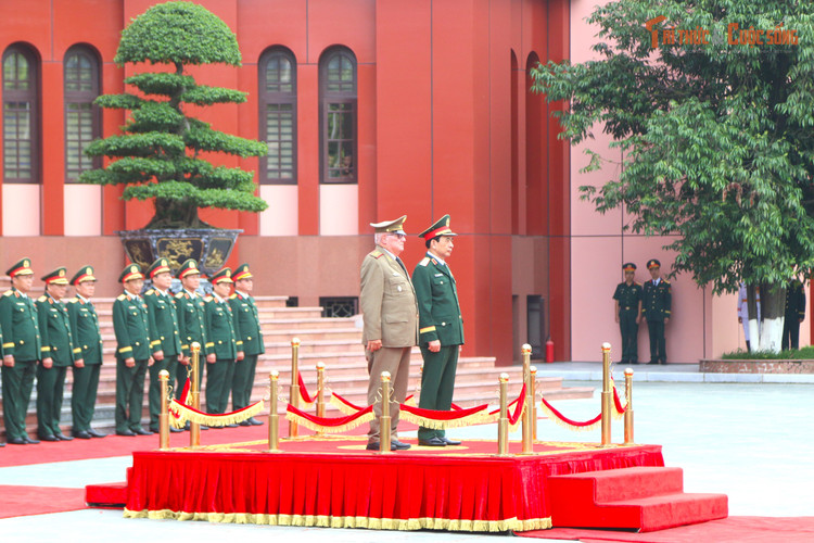Generalul Phan Van Giang și locotenentul general Álvaro Lopez Miera la ceremonia de bun venit. kto-tr_img-5921.jpg