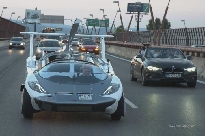 Trong chiếc xe lai độc đáo này, Jarre và phi công đã bay hơn 3km trong vòng 10 phút tại sân bay Piešťany ở Slovakia. "Một giây trước bạn còn đang nói chuyện với tài xế, giây sau đã bay trên không – một trải nghiệm tuyệt vời", Jarre chia sẻ.