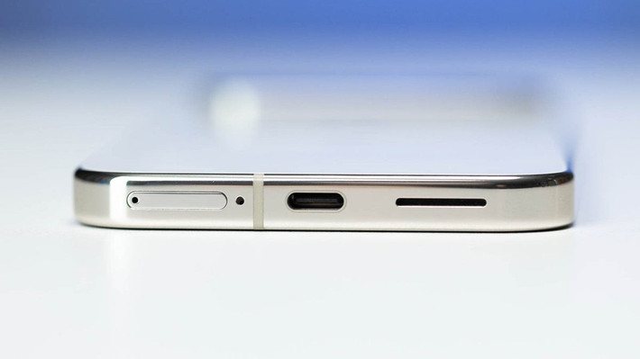 Tốc độ sạc cũng được cải thiện: Pixel 10 Pro hỗ trợ sạc nhanh 29 W, trong khi Pixel 10 Pro XL đạt mức 37 W. Cả 2 đều hỗ trợ sạc không dây Qi2 ở công suất 15 W.