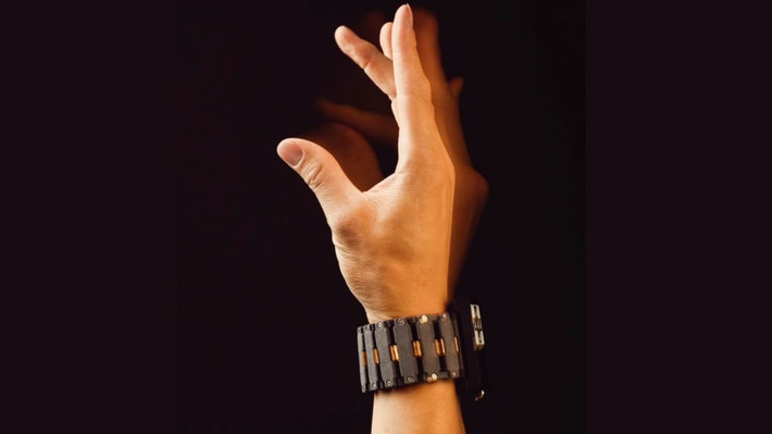 Thiết bị này có thể cách mạng hóa cách con người tương tác với công nghệ cá nhân . Nó có thể mang đến khả năng tiếp cận mới cho những người bị hạn chế khả năng vận động hoặc yếu cơ. Các nhà nghiên cứu cho biết trong một thông cáo báo chí rằng: "Thiết bị này có thể chuyển đổi các tín hiệu điện được tạo ra bởi chuyển động cơ ở cổ tay thành các lệnh máy tính mà không cần hiệu chuẩn cá nhân hoặc các thủ thuật xâm lấn" .