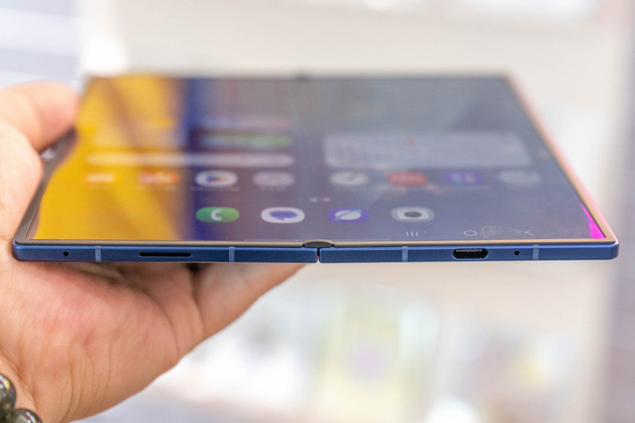 Galaxy Z Fold7 vẫn là model có cấu hình thuộc hàng tốt nhất trong năm với chip Snapdragon 8 Elite. Ngoài cấu hình RAM 12 GB, bộ nhớ trong 256 hoặc 512 GB giống thế hệ trước, lần đầu tiên Samsung trang bị RAM 16 GB và bộ nhớ trong 1 TB cho smartphone của mình.