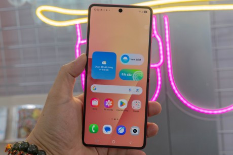 Màn hình trong nâng lên 6,9 inch, lớn hơn 0,2 inch so với Galaxy Z Flip6, sử dụng tấm nền Dynamic AMOLED 2X, còn màn hình ngoài là SuperAMOLED. Cả hai đều có độ sáng 2.600 nit, độ phân giải Full HD+ và tần số quét 120 Hz. Việc tăng kích thước và làm viền mỏng hơn giúp Z Flip7 không quá dài như trước, tỷ lệ màn hòa hơn, cải thiện trải nghiệm người dùng.