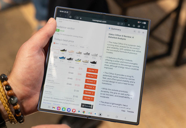 Một thay đổi lớn của Galaxy Z Fold7 là độ mỏng. Máy thay đổi kích cỡ từ 153,5 x 68,1 x 12,1 mm trên Galaxy Z Fold6 thành 158,4 x 72,8 x 8,9 mm khi gập, và từ 153,5 x 132,6 x 5,6 mm sang 158,4 x 143,2 x 4,2 mm khi mở.