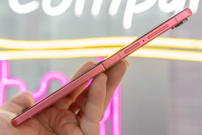 Galaxy Z Flip7 khi mở ra có độ dày 6,5 mm và đóng là 13,7 mm, mỏng hơn so với mức 6,9 và 15,1 mm của Z Flip6. Tuy nhiên, dung lượng pin tăng lên 4.300 mAh từ 4.000 mAh của thế hệ trước. Máy dùng sạc nhanh 25 W có hỗ trợ sạc không dây và sạc ngược.