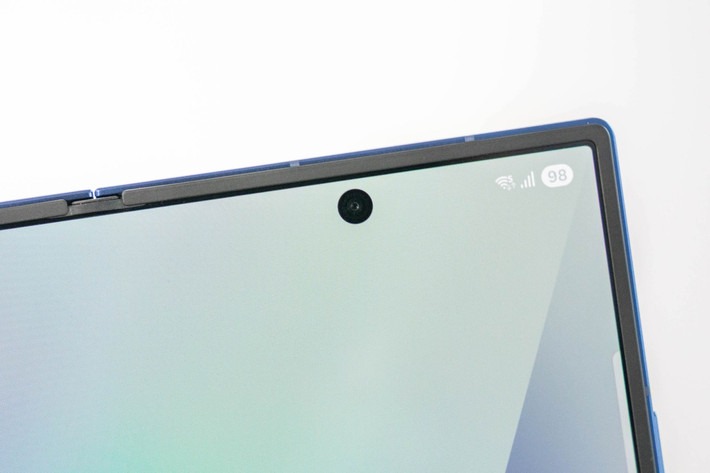 Hai máy ảnh selfie có cùng độ phân giải 10 megapixel, cải tiến ống kính cho góc chụp rộng hơn. Samsung không sử dụng camera ẩn dưới màn hình cho màn hình chính như trước. Chất lượng ảnh chụp tốt hơn nhờ vào cảm biến, vi xử lý, AI và các thuật toán mới.