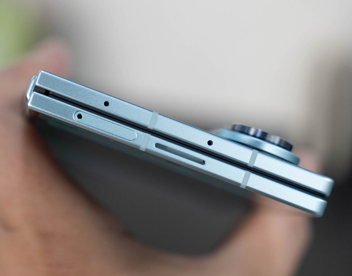 Ngoài việc nâng cấp hệ điều hành và bảo mật trong 7 năm, lần đầu tiên smartphone gập cao cấp của Samsung được bảo hành toàn cầu tại 120 quốc gia. Khả năng chống nước giữ nguyên mức IPX8 và chưa có khả năng kháng bụi. Vết gập giữa màn hình vẫn còn nhưng mờ hơn và khó nhận thấy khi nhìn thẳng.
