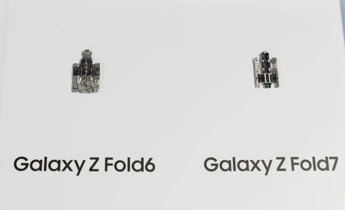 Samsung so sánh hệ thống bản lề của Galaxy Z Fold6 và Galaxy Z Fold7. Trong đó hệ thống bản lề của Z Fold7 nhỏ gọn và ít chi tiết hơn. Màn hình trong trang bị thêm một lớp titan giúp tăng độ bền và khả năng bảo vệ màn hình.