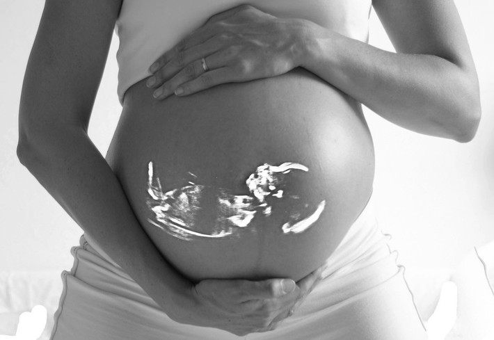 Nhiều người đã bày tỏ quan ngại sâu sắc trước nghiên cứu này, cho rằng việc để một đứa trẻ ra đời mà không có bất kỳ kết nối nào với người mẹ là điều vô nhân đạo, đồng thời đặt câu hỏi về nguồn gốc của trứng và tinh trùng trong quy trình này.