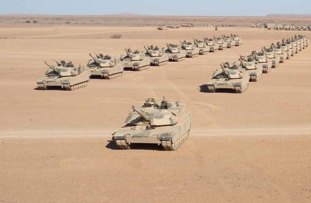 Việc duy trì một đội xe tăng Abrams trong môi trường sa mạc của Kuwait không phải là một nhiệm vụ nhỏ. Động cơ tua bin khí AGT1500, mặc dù mạnh mẽ, nhưng lại nổi tiếng là tốn nhiều công bảo dưỡng, đòi hỏi phải kiểm tra thường xuyên và thay thế các bộ phận như bộ lọc không khí, vốn dễ bị tắc nghẽn trong điều kiện nhiều cát.