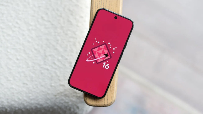 Android 16 đã được triển khai cho dòng điện thoại thông minh Pixel của Google. Hơn nữa, bản phát hành này còn bổ sung trò chuyện nhóm vào RCS, đề xuất chỉnh sửa hỗ trợ AI vào Google Photos và hỗ trợ huy hiệu doanh nghiệp trong Google Wallet. Bản phát hành này cũng tập trung vào hỗ trợ khả năng truy cập tốt hơn và cải thiện tùy chỉnh cho tin nhắn và danh bạ.