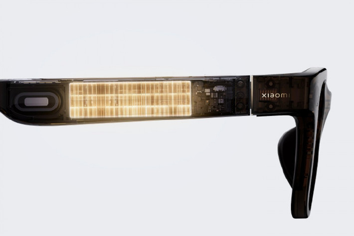 Trợ lý ảo XiaoAI là một phần cốt lõi khác trên Xiaomi AI Glasses. XiaoAI đã được tích hợp trên nhiều thiết bị của Xiaomi, từ điện thoại đến loa thông minh và việc đưa XiaoAI lên kính tạo ra sự nhất quán trong trải nghiệm người dùng. Dữ liệu và thói quen của người dùng trên các thiết bị khác có thể được áp dụng để cá nhân hóa các gợi ý và phản hồi của trợ lý ảo trên kính.
