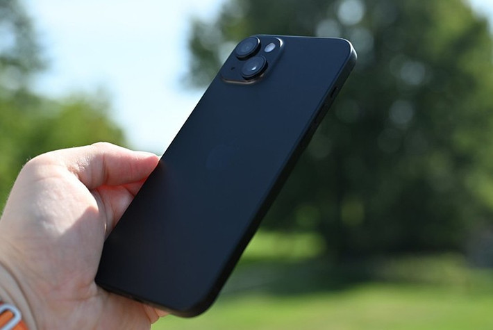 Cụ thể, phòng thử nghiệm độ tin cậy của Apple thực hiện các bài kiểm tra mô phỏng nhiều năm hao mòn chỉ trong vài ngày. Các thiết bị phải trải qua hàng chục tình huống khác nhau, từ va chạm, nhiệt độ khắc nghiệt, đến độ ẩm và tiếp xúc với hóa chất. Một số máy móc mô phỏng việc cắm và rút cáp sạc liên tục, trong khi những máy khác tái tạo cảm giác ngón tay ướt mồ hôi chạm vào màn hình.